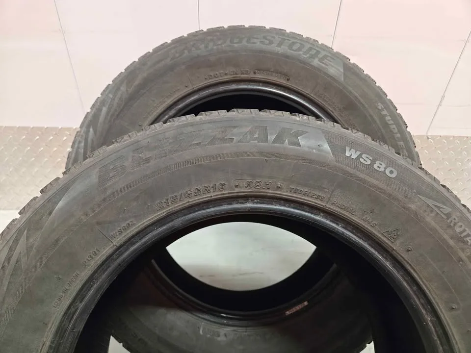 Bridgestone Blizzak Winter Tires- 215/65R16 image indicator(8)