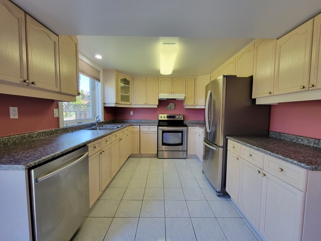 1 PRIVATE ROOM WITH PARKING AVAILABLE FROM JAN 1