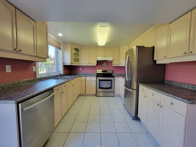 LEGAL WALKOUT 3 BEDROOM BASEMENT APARTMENT AVAILABLE FOR RENT