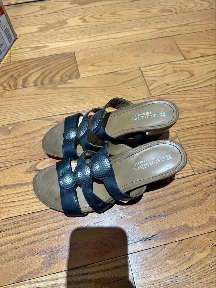 Naturalized sandals size 6.5