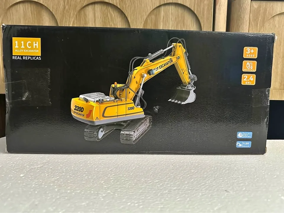Remote controlled excavator/ Excavadora a control remoto