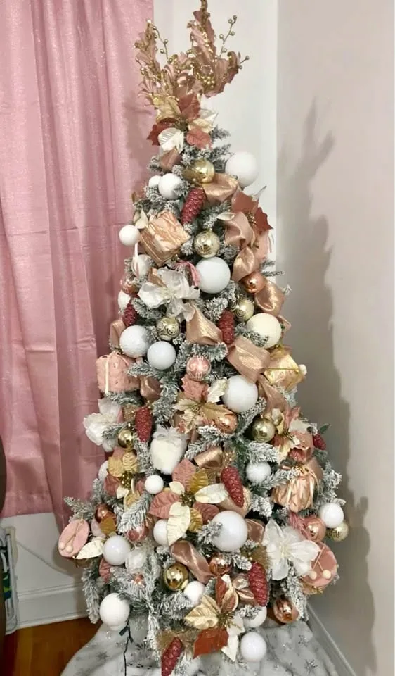 SOLO ADORNOS DEL ARBOLITO, FUNDAS DE COJINES Y CORTINAS.