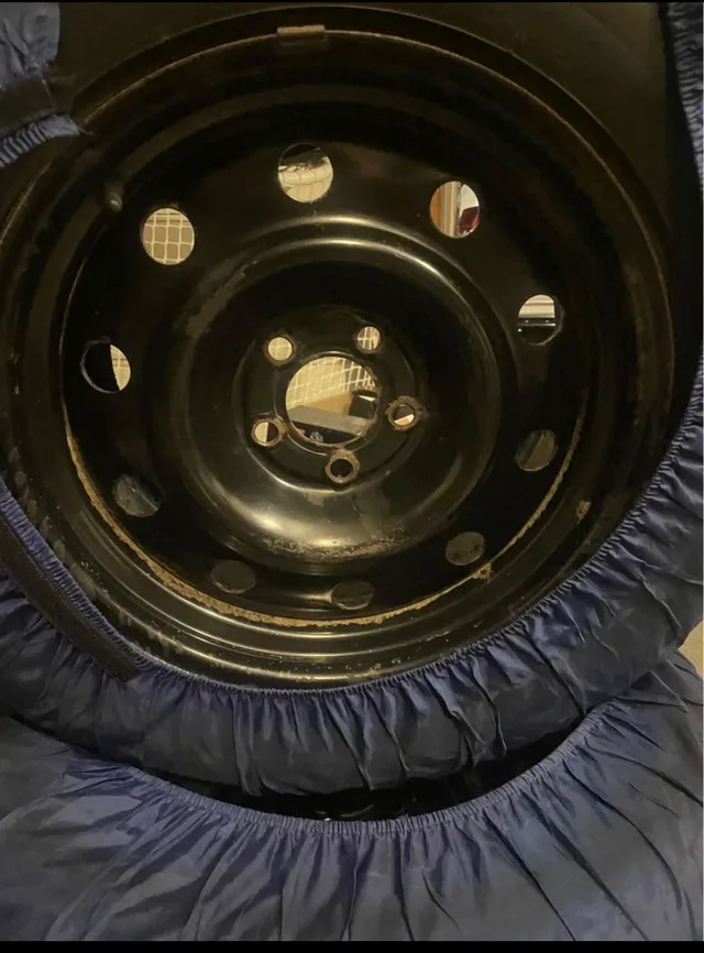 4 Michelin X-Ice Snow tires, size 215/65 R17 image indicator(4)