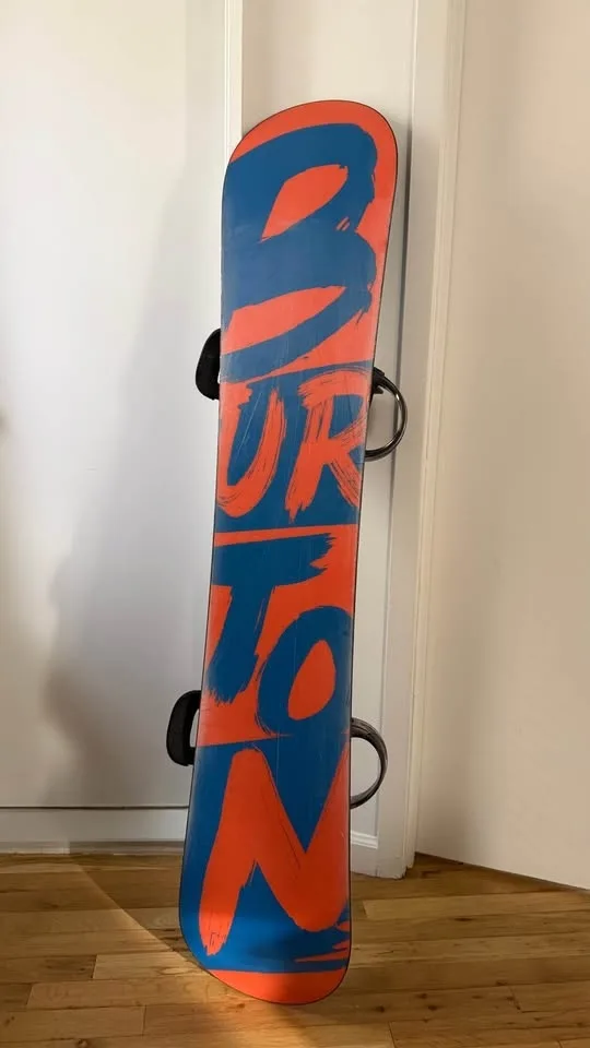 Burton Snowboard/ boots 154cm/ size 9.5 image indicator(3)