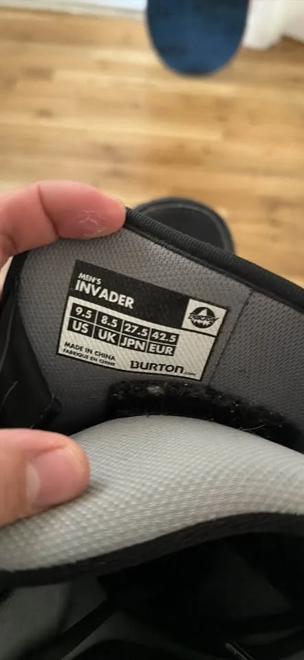 Burton Snowboard/ boots 154cm/ size 9.5 image indicator(4)