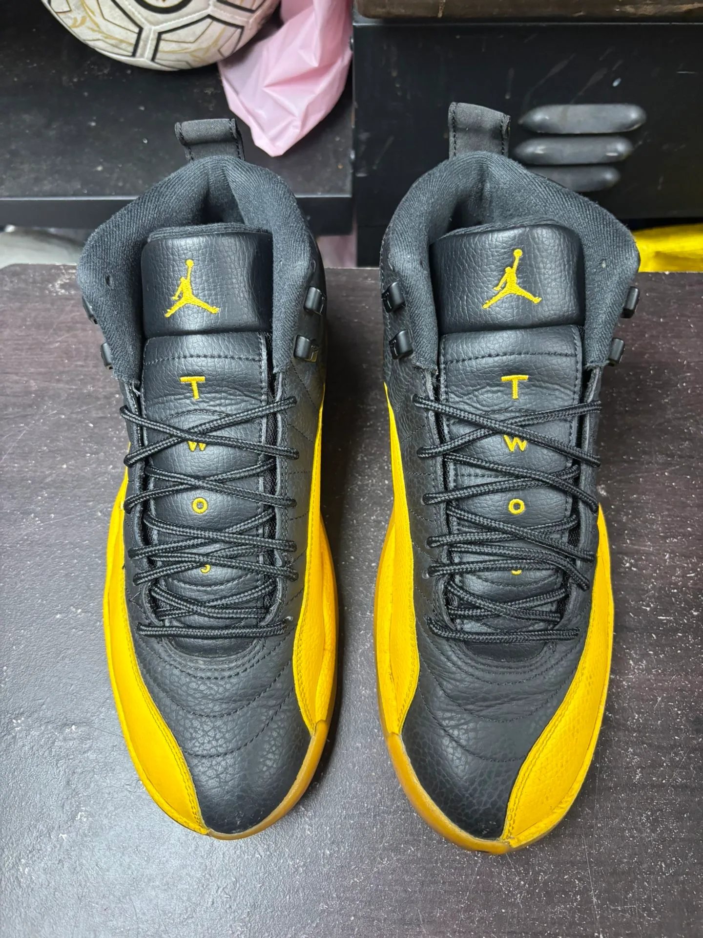 Air Jordan 12 University Gold image indicator(2)