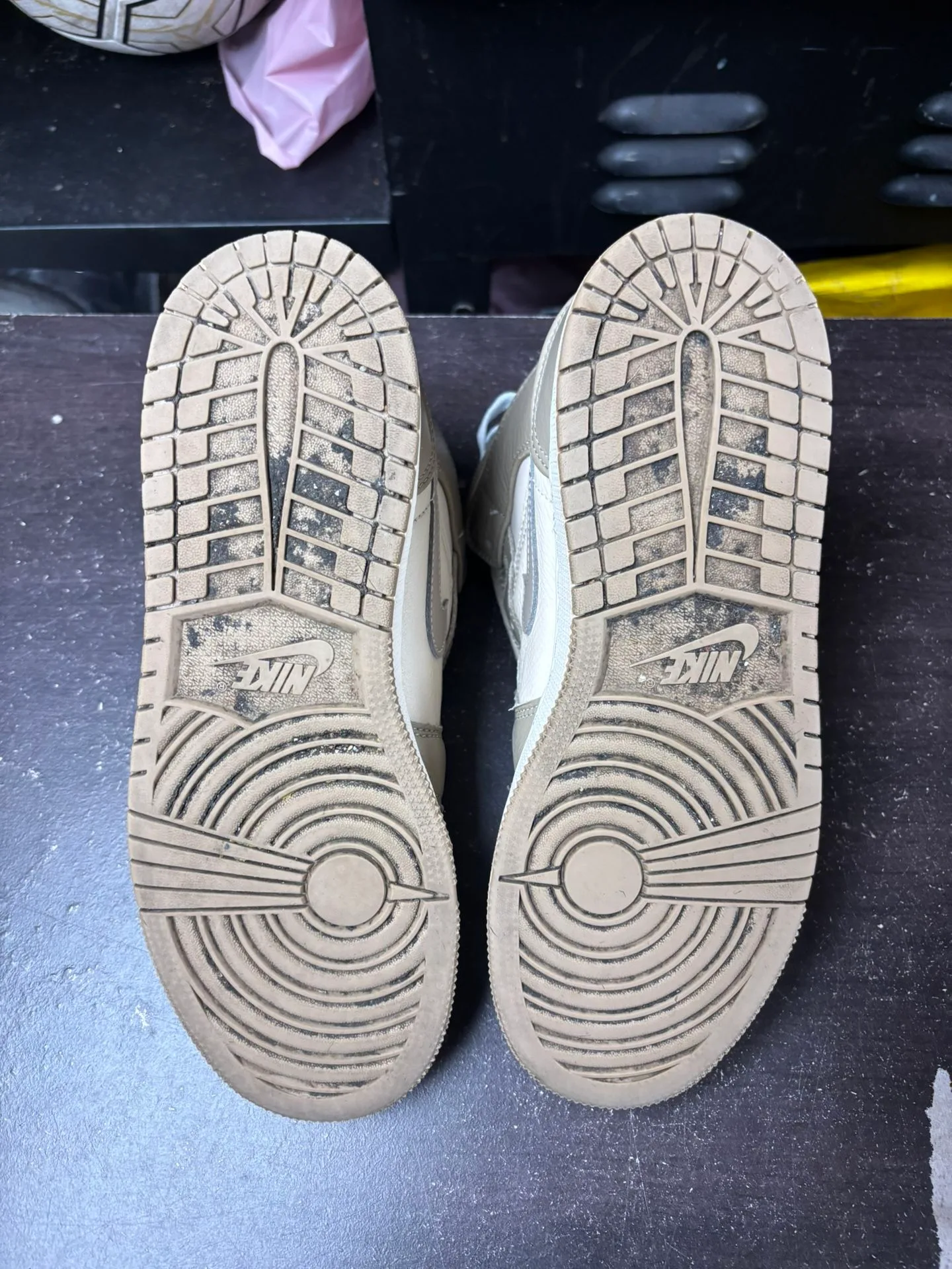 Air Jordan 1 Mid Legend Brown GS image indicator(3)