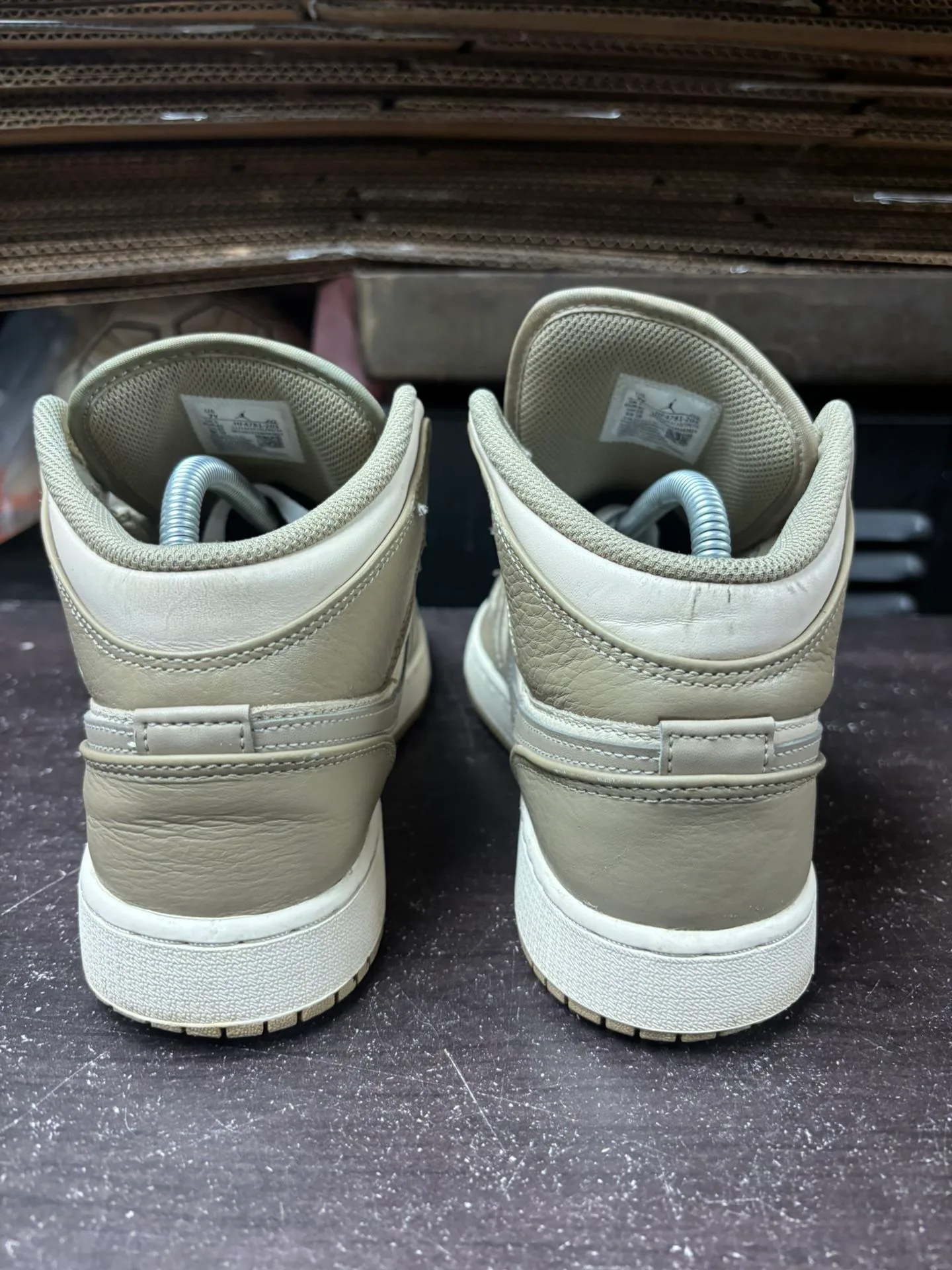 Air Jordan 1 Mid Legend Brown GS image indicator(4)