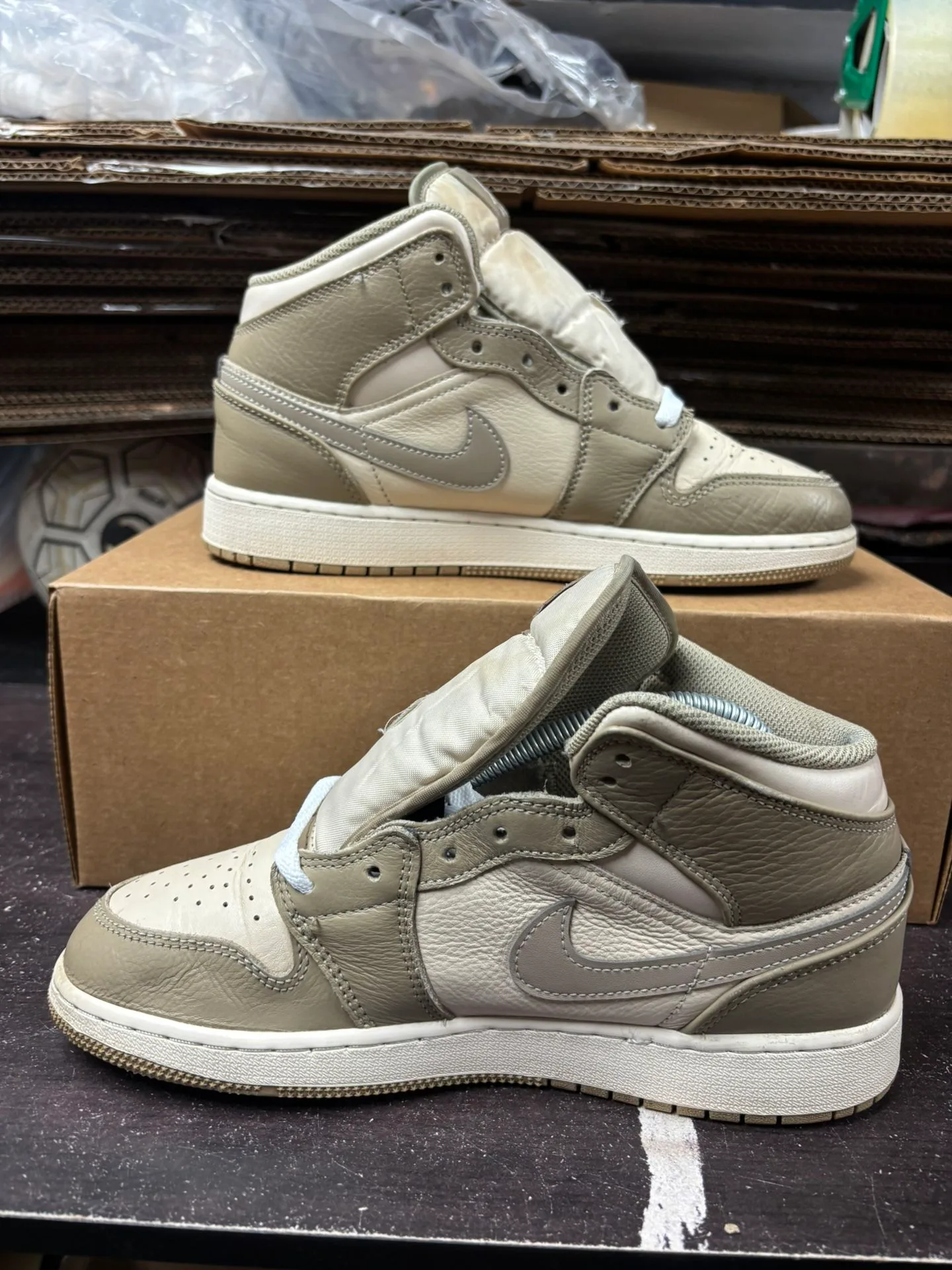 Air Jordan 1 Mid Legend Brown GS image indicator(5)
