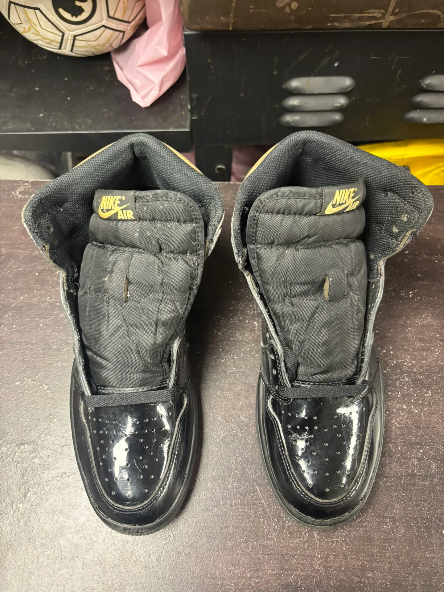 Air Jordan 1 High Black Metallic Gold image indicator(2)