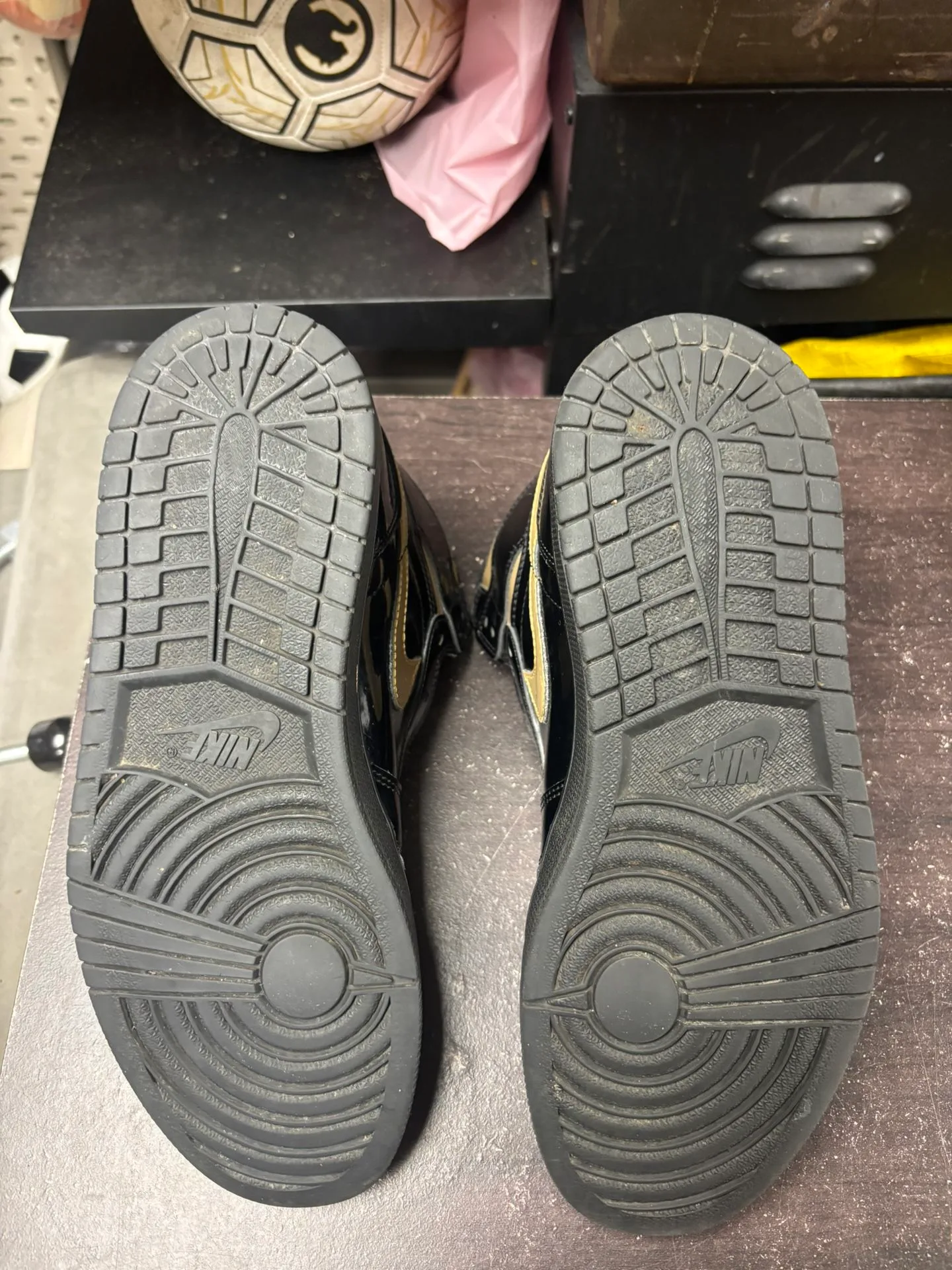 Air Jordan 1 High Black Metallic Gold image indicator(3)