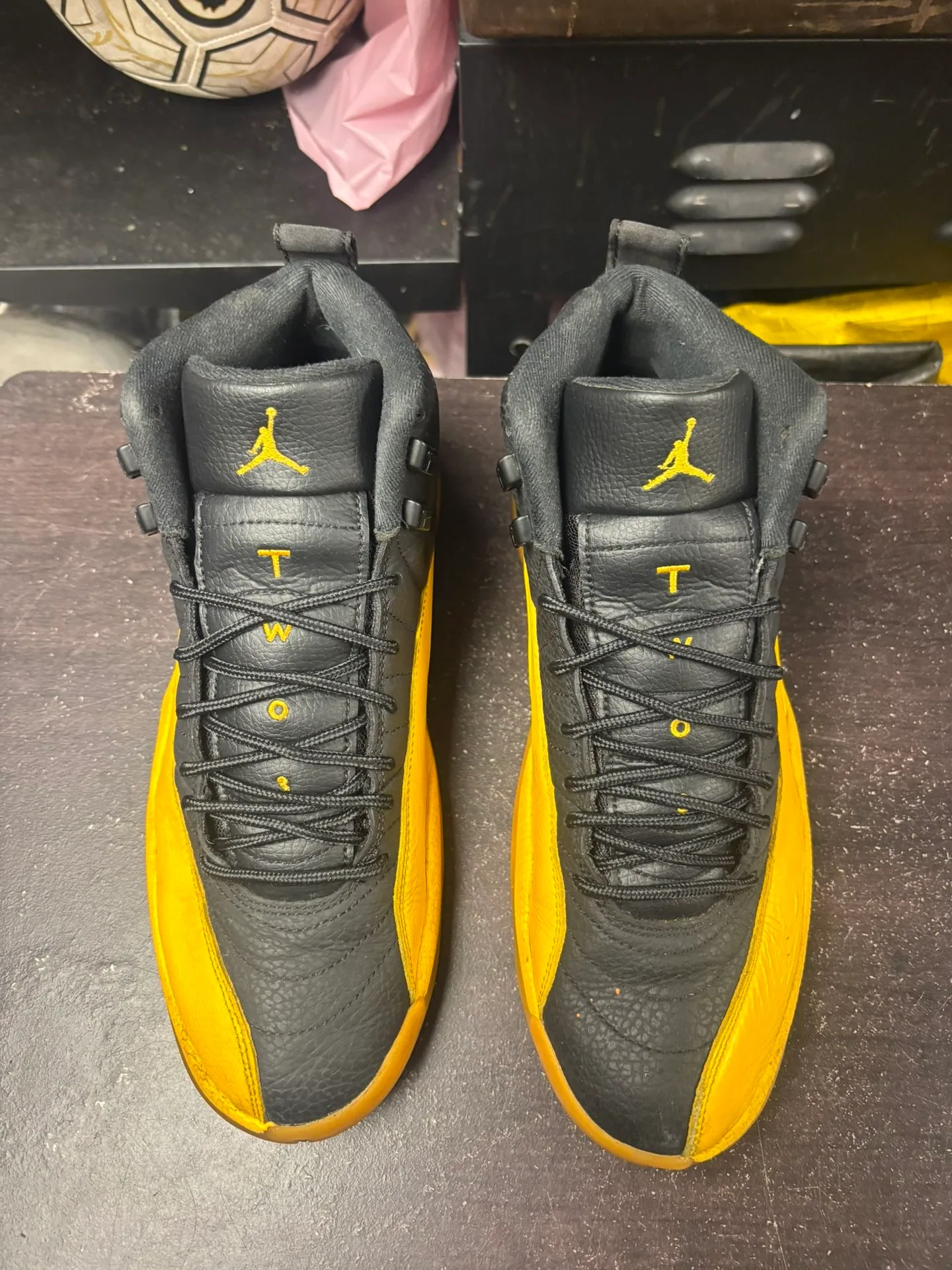 Air Jordan 12 University Gold image indicator(2)