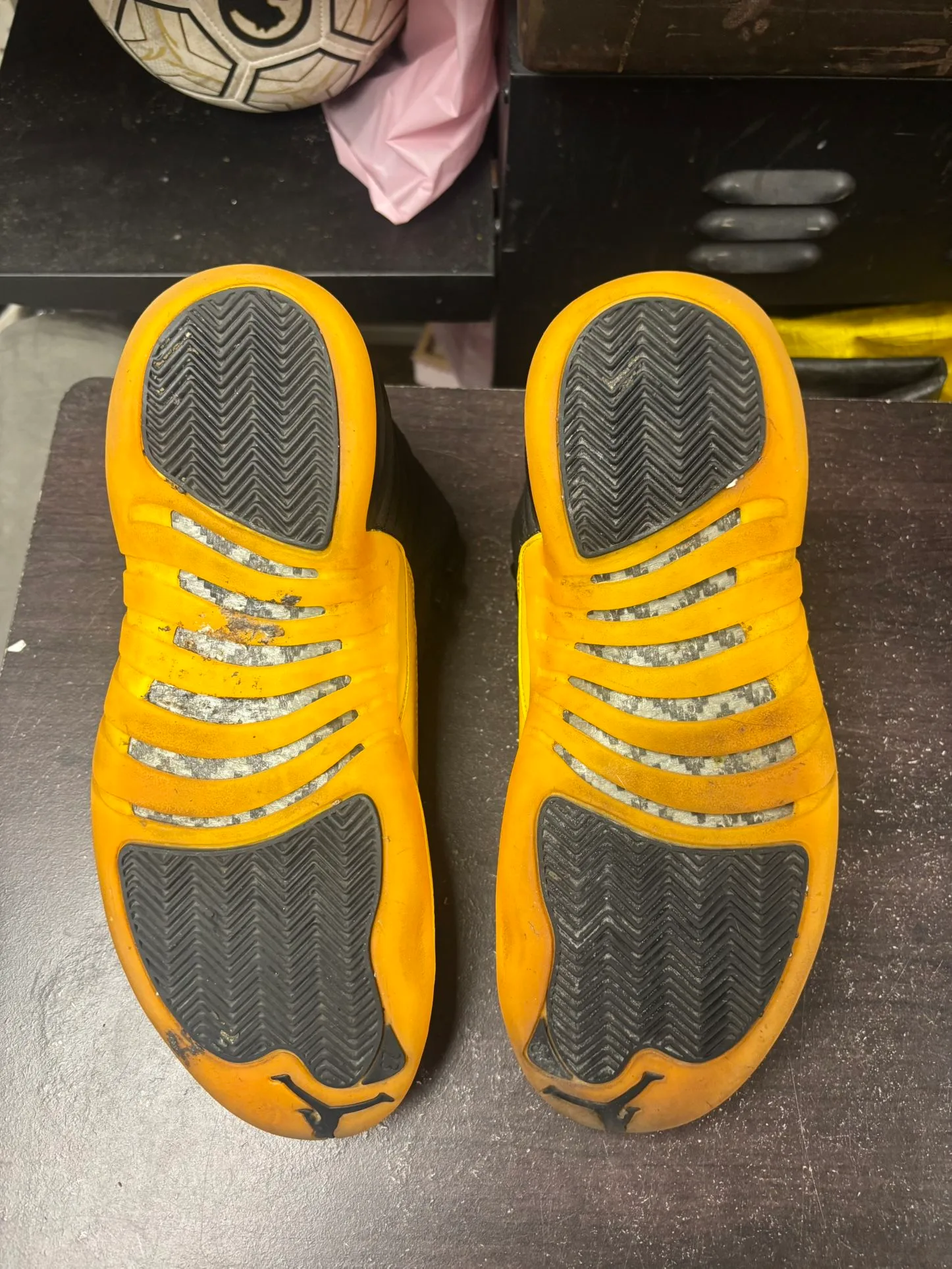 Air Jordan 12 University Gold image indicator(3)