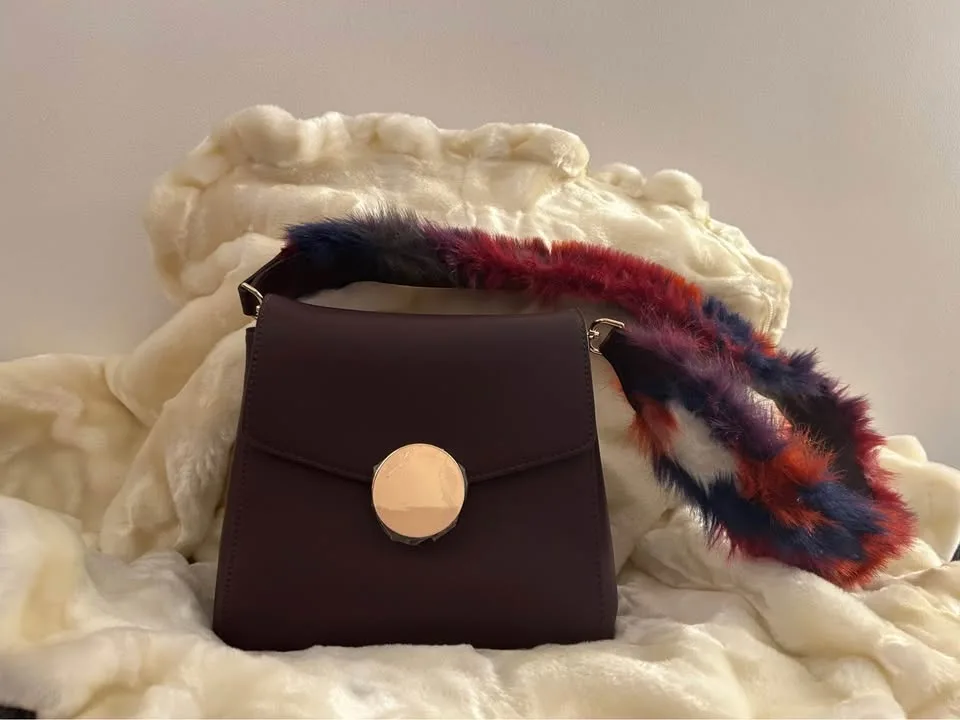 Luxury Leather Crossbody Bag with Gold Accent image indicator(2)