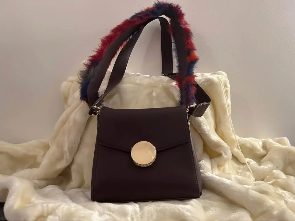 Luxury Leather Crossbody Bag with Gold Accent image indicator(4)