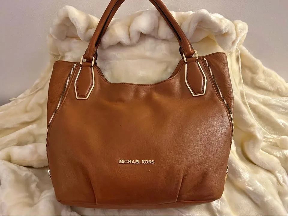 Michael Kors Shoulder Tote Expandable- Luggage Gold