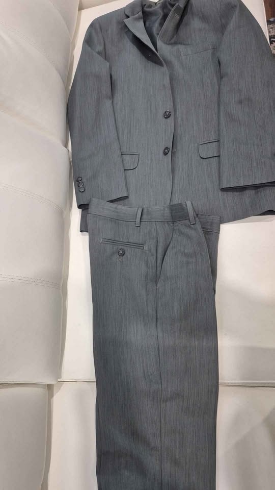 VanHeusen's Boys Grey Coat & pant Set in Excellent Condition - photo 5