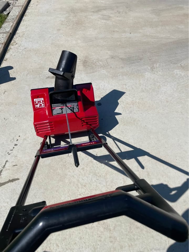 Electric Taro Power curve 1800 snow blower - photo 3