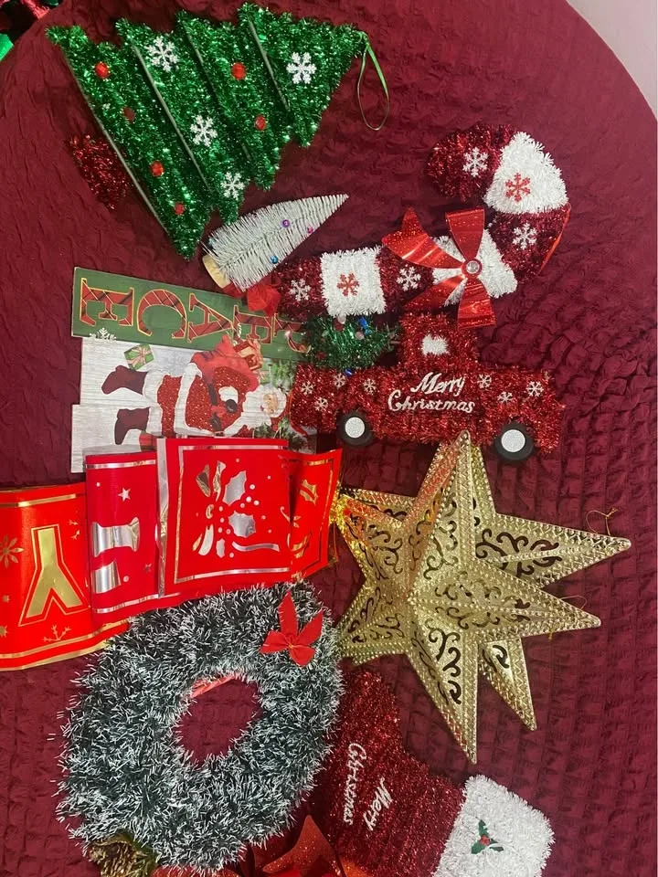 Assorted Christmas decorations image indicator(5)