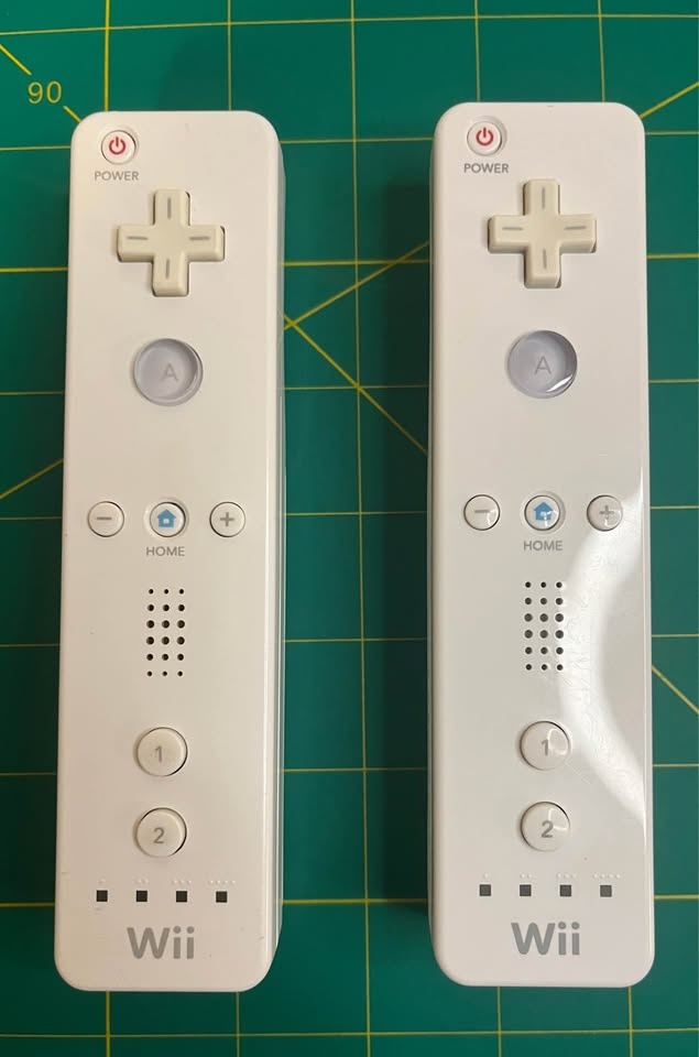 Nintendo Wii Console Bundle – 2 Remotes, 2 Nunchuks, 2 Games - photo 2