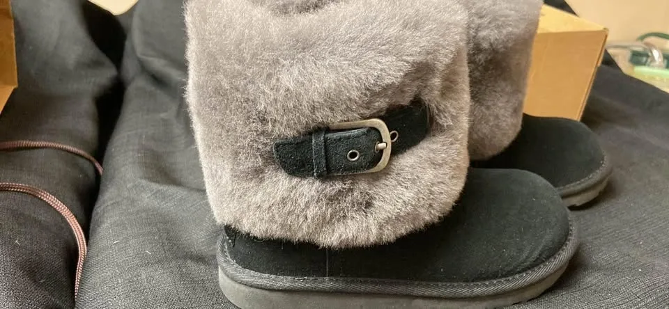 New Uggs, Girls size 1 image indicator(2)