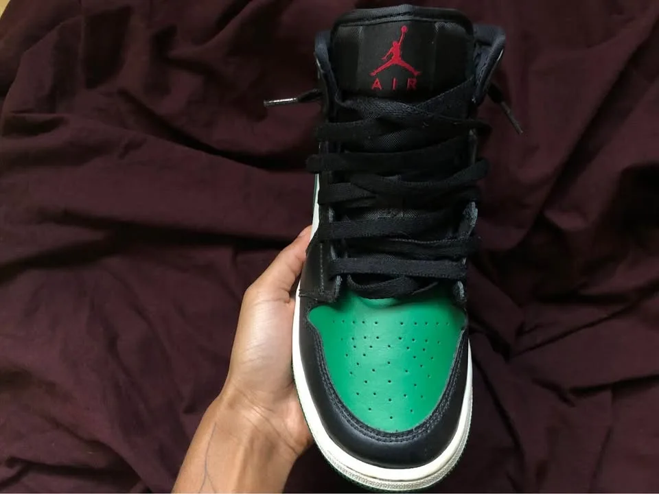 Size 5.5Y Basketball Sneakers SEND OFFERS image indicator(2)