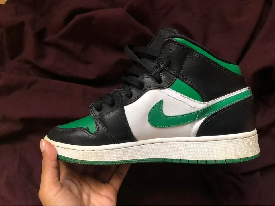 Size 5.5Y Basketball Sneakers SEND OFFERS image indicator(3)