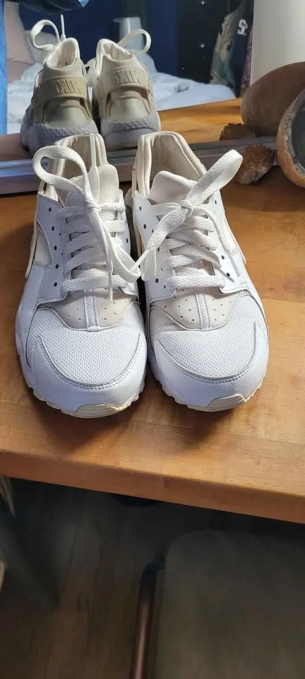 NIKE RUNNING SHOES (Air Huarache) image indicator(2)