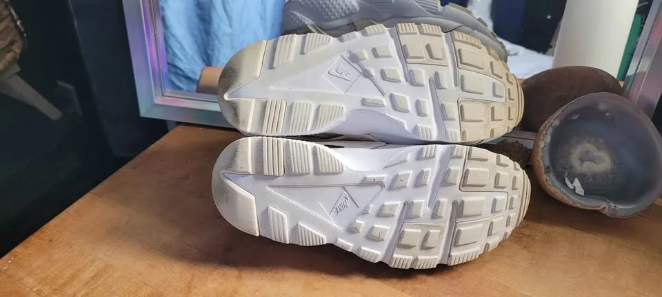 NIKE RUNNING SHOES (Air Huarache) image indicator(4)