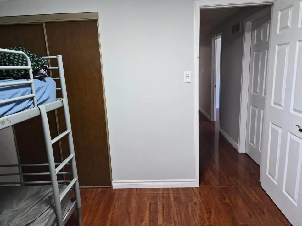 2 Beds 1 Bath - House image indicator(2)