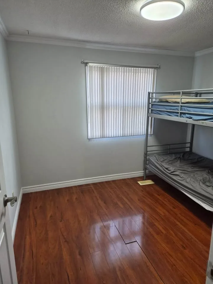 2 Beds 1 Bath - House image indicator(3)