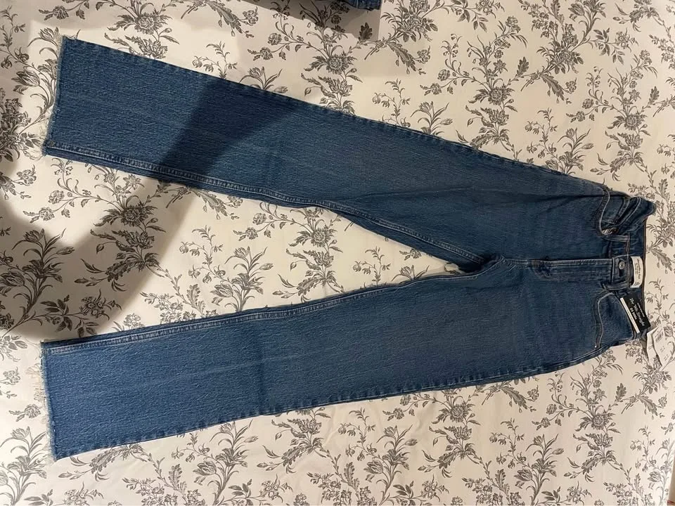 Women’s Abercrombie Jeans image indicator(2)