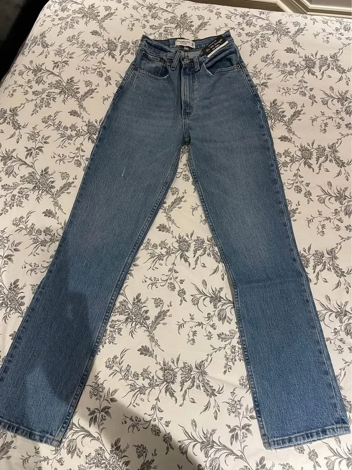 Women’s Abercrombie Jeans image indicator(2)