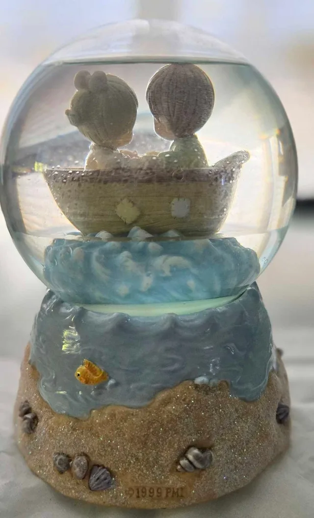 Precious Moments Snow Globe image indicator(2)