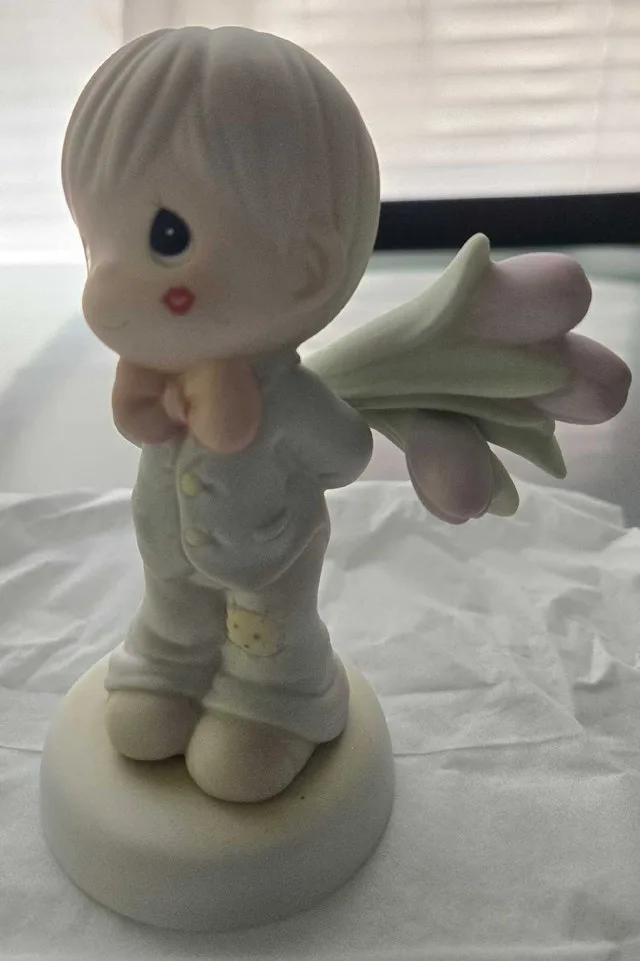 5 different Precious Moments Figurines image indicator(3)