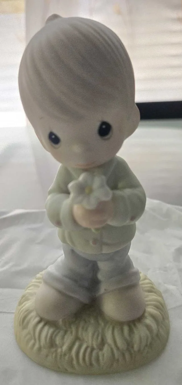 5 different Precious Moments Figurines image indicator(4)