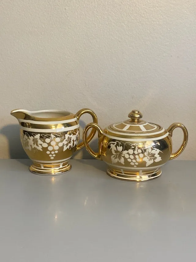 1930’s Sadler Cream and Sugar Set, with matching lid! #1599J image indicator(2)
