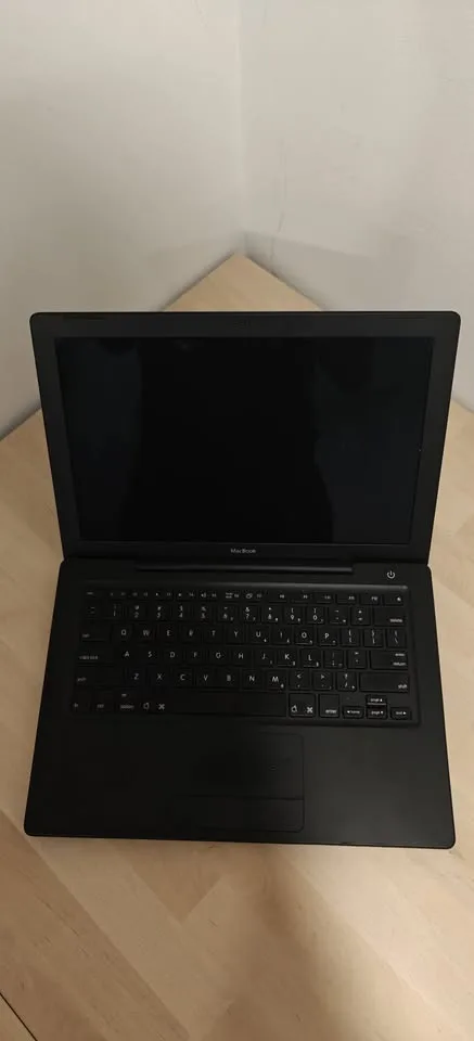 Apple MacBook (Original, First Gen) – Works Plugged In image indicator(2)