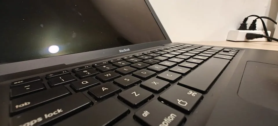 Apple MacBook (Original, First Gen) – Works Plugged In image indicator(3)