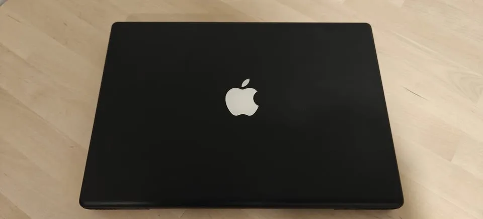 Apple MacBook (Original, First Gen) – Works Plugged In image indicator(4)