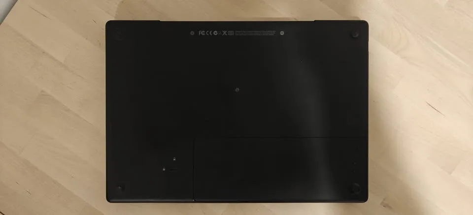 Apple MacBook (Original, First Gen) – Works Plugged In image indicator(5)