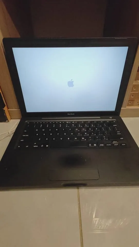 Apple MacBook (Original, First Gen) – Works Plugged In image indicator(7)