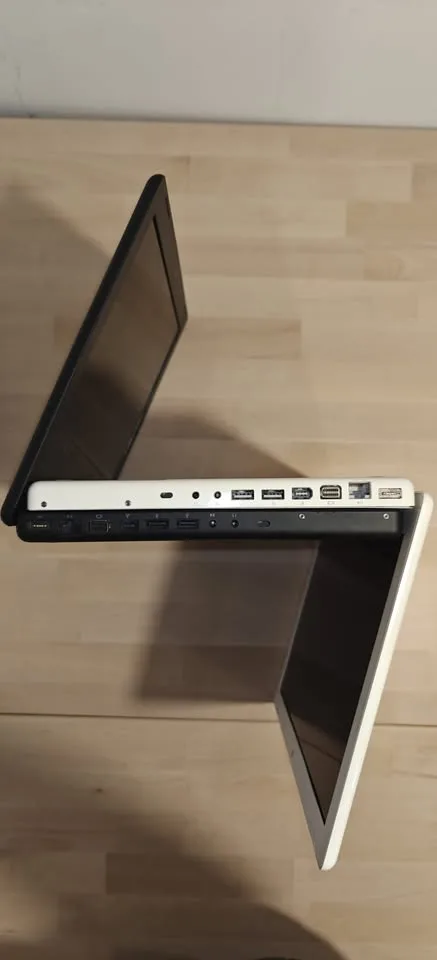 Apple MacBook (Original, First Gen) – Works Plugged In image indicator(8)