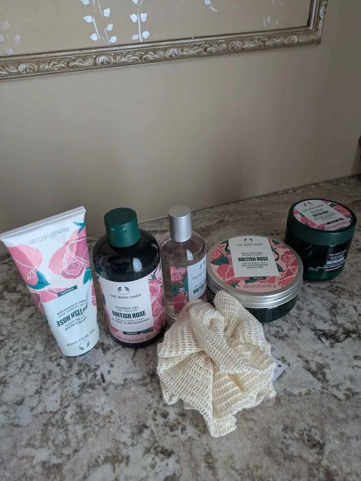 NEW Body Shop British Rose Gift Set image indicator(2)