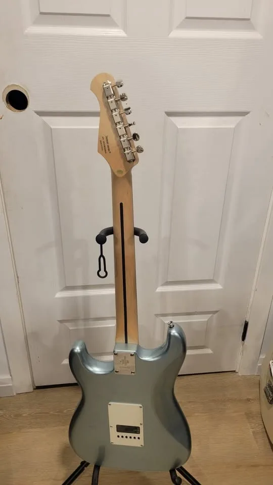 $200 Donner Electric Guitar - Metallic Ice Blue image indicator(6)