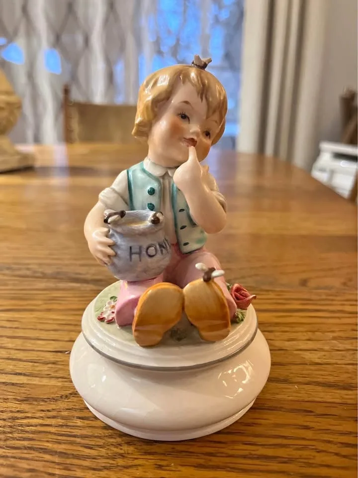 Goebel Honey Lover Figurine No. 1037/2000
