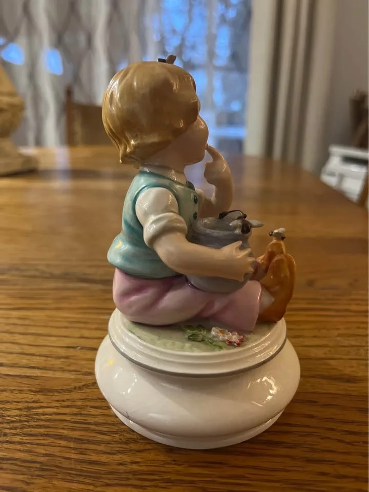 Goebel Honey Lover Figurine No. 1037/2000 image indicator(2)
