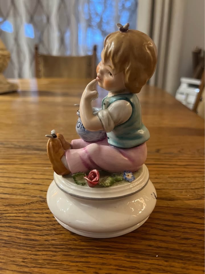 Goebel Honey Lover Figurine No. 1037/2000 - photo 3