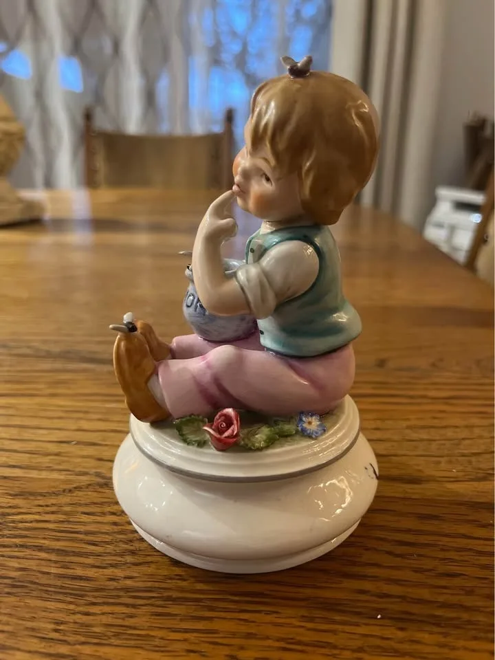 Goebel Honey Lover Figurine No. 1037/2000 image indicator(3)
