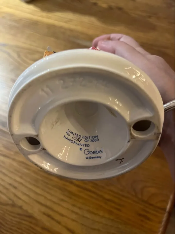 Goebel Honey Lover Figurine No. 1037/2000 image indicator(4)